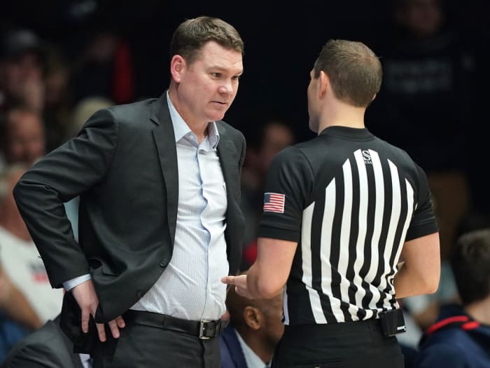 Tommy Lloyd talks to a ref